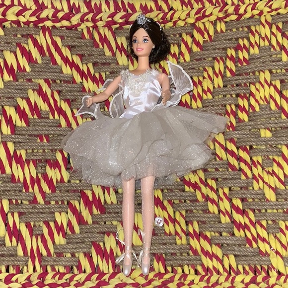 Swanlake Barbie - Picture 2 of 7